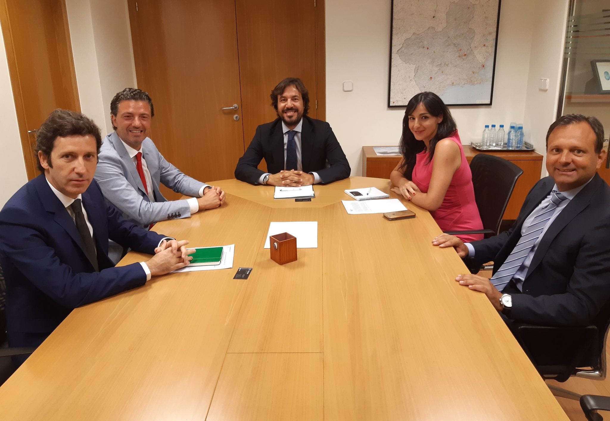 El consejero de Empleo, Investigación y Universidades, Miguel Motas, se reunió hoy con el presidente de la Federación Regional de Empresarios del Metal de Murcia (Fremm), Alfonso Hernández Zapata, para analizar iniciativas conjuntas en materia de formación
