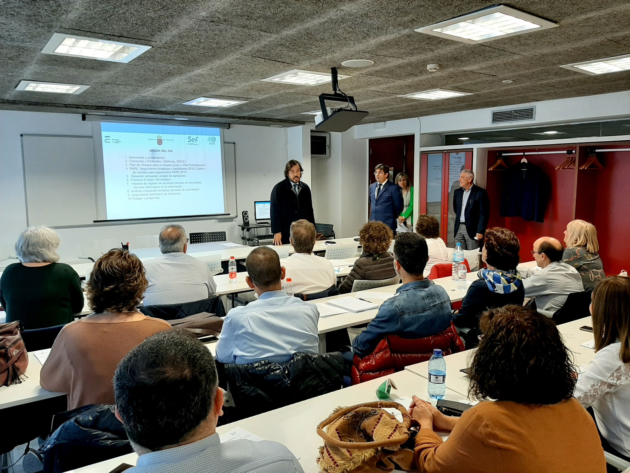 El consejero de Empleo, Investigación y Universidades, Miguel Motas, durante la reunión con los directores de las 25 Oficinas de Empleo de la Región.