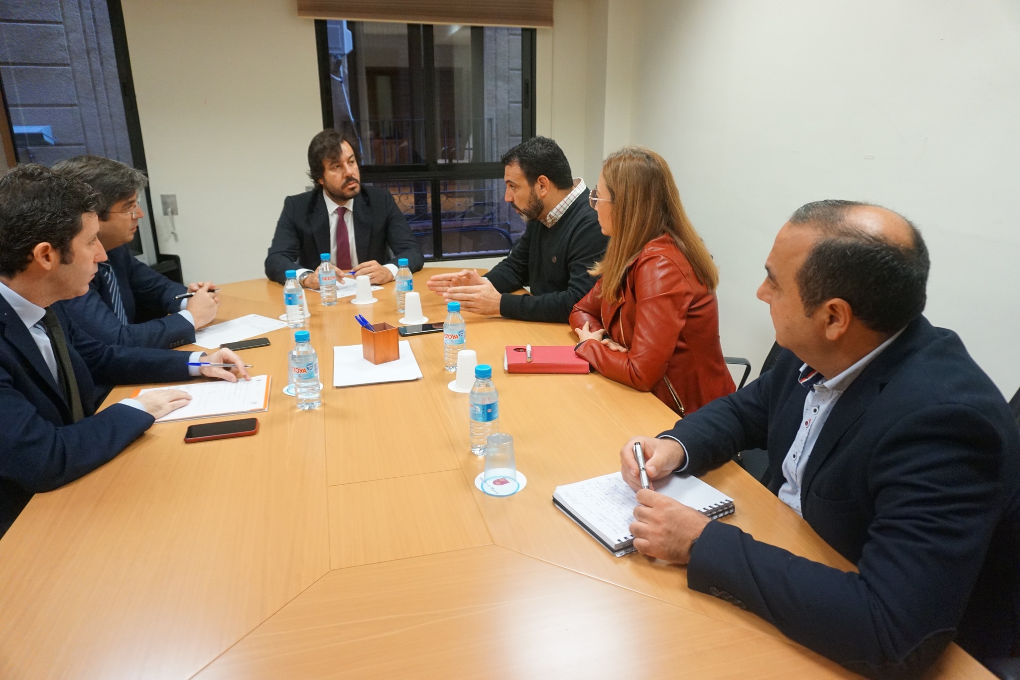 Reunión del consejero de Empleo, Investigación y Universidades, Miguel Motas, con concejales del Ayuntamiento de Cehegín