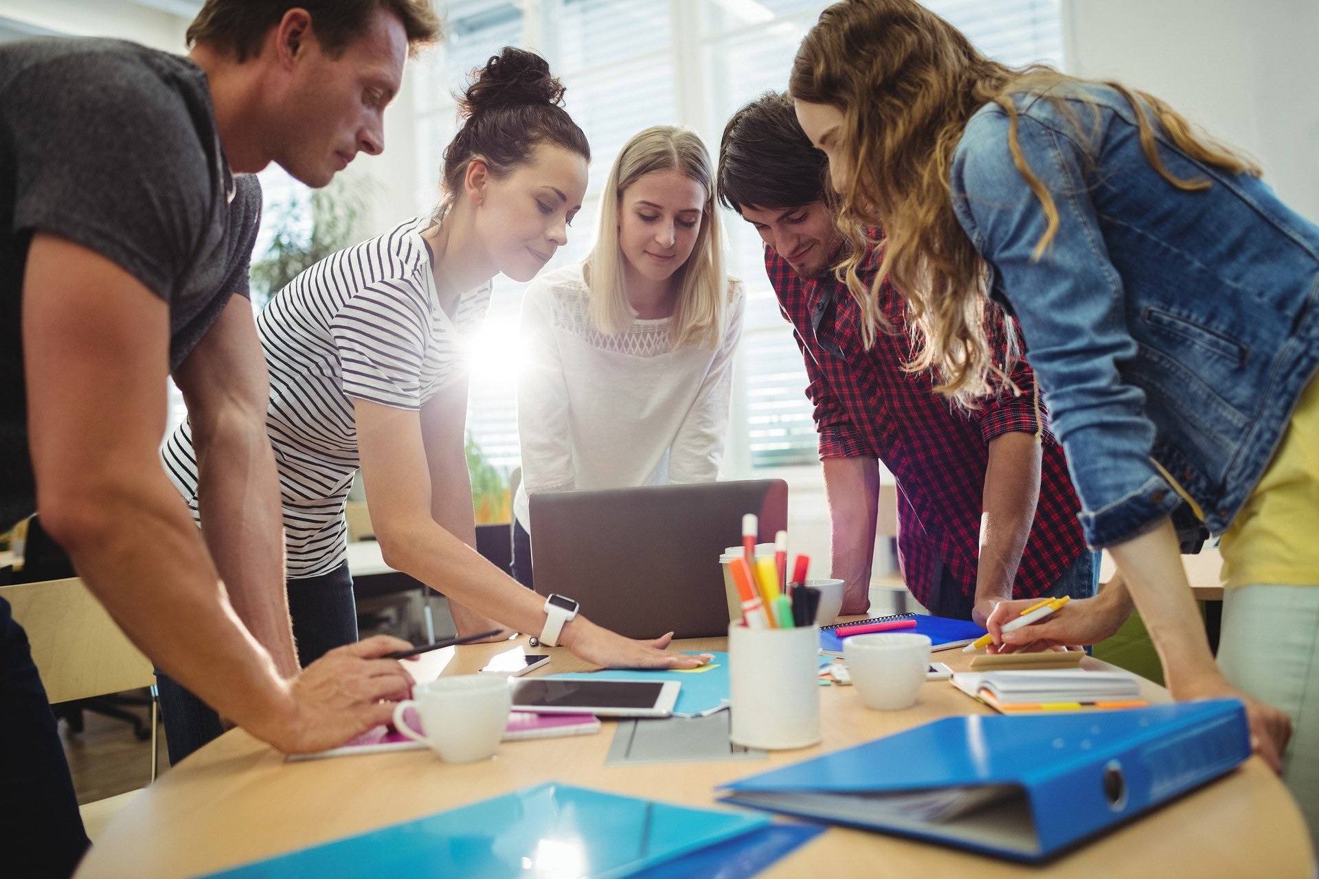 Los programas tienen como objetivo proporcionar a los jóvenes formación certificada y una experiencia laboral remunerada