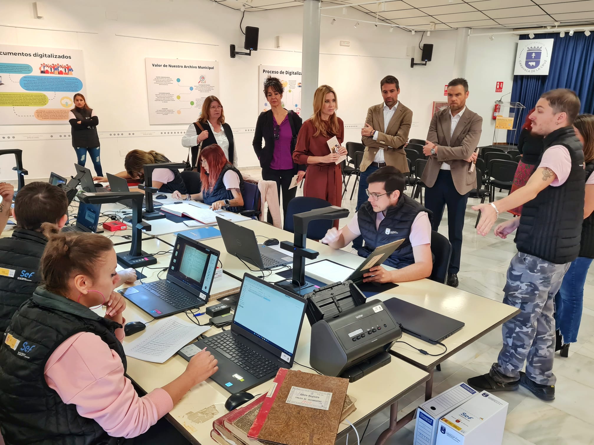 La directora del SEF y el alcalde de Caravaca de la Cruz visitaron a los alumnos del programa para desempleados que ha permitido digitalizar documentos históricos del municipio.