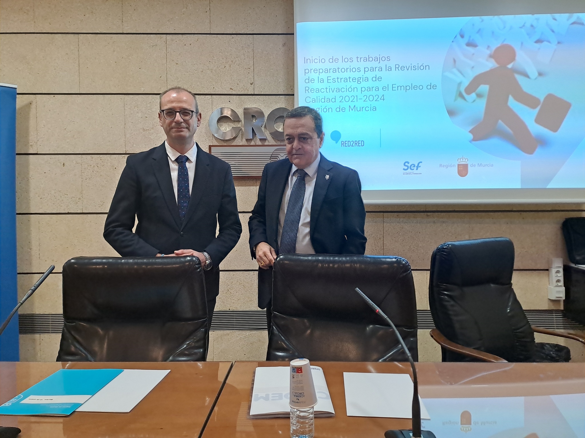 El consejero de Educación, Formación Profesional y Empleo, Víctor Marín, y el presidente de la Confederación de Empresarios de la Región de Murcia (Croem), José María Albarracín, durante la reunión mantenida hoy para sentar las bases sobre la nueva Estrategia de empleo.
