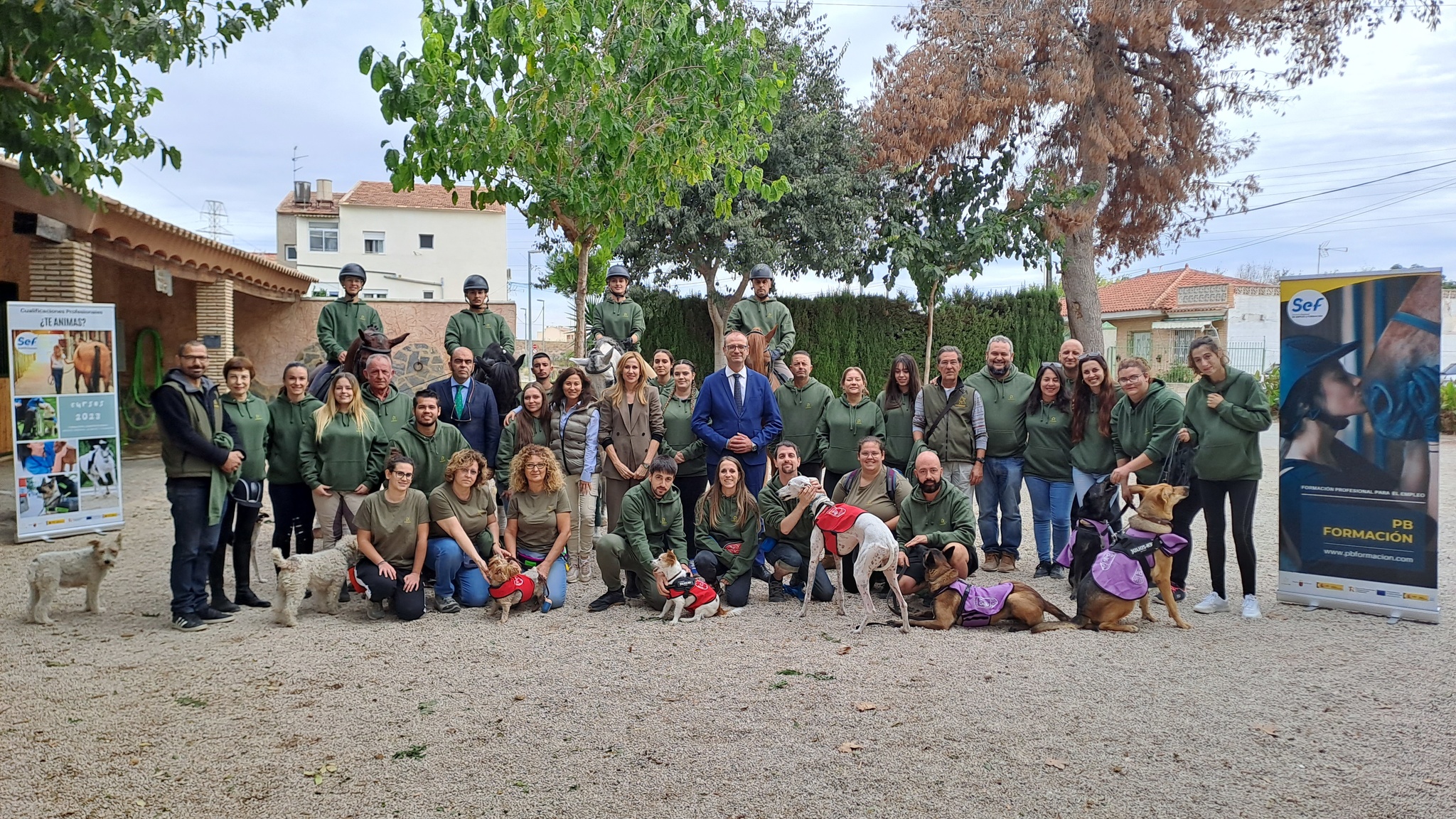 El consejero de Educación, Formación Profesional y Empleo, Víctor Marín, durante una visita a los alumnos del SEF que se forman en el centro de La Herradura.