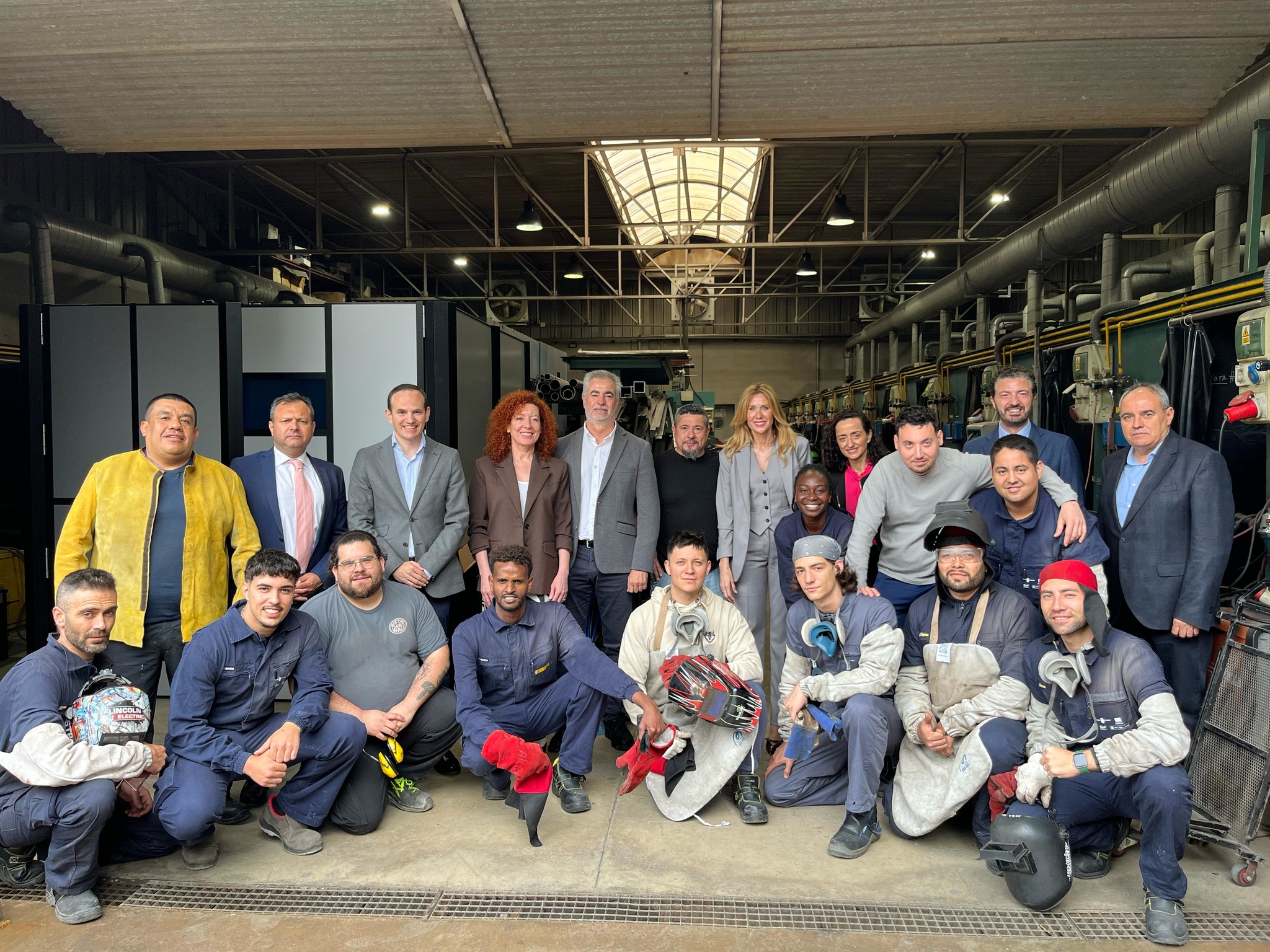 La consejera de Empresa, Marisa L&oacute;pez Arag&oacute;n, junto a los alumnos del curso con compromiso de contrataci&oacute;n impartido en la Fremm(1)