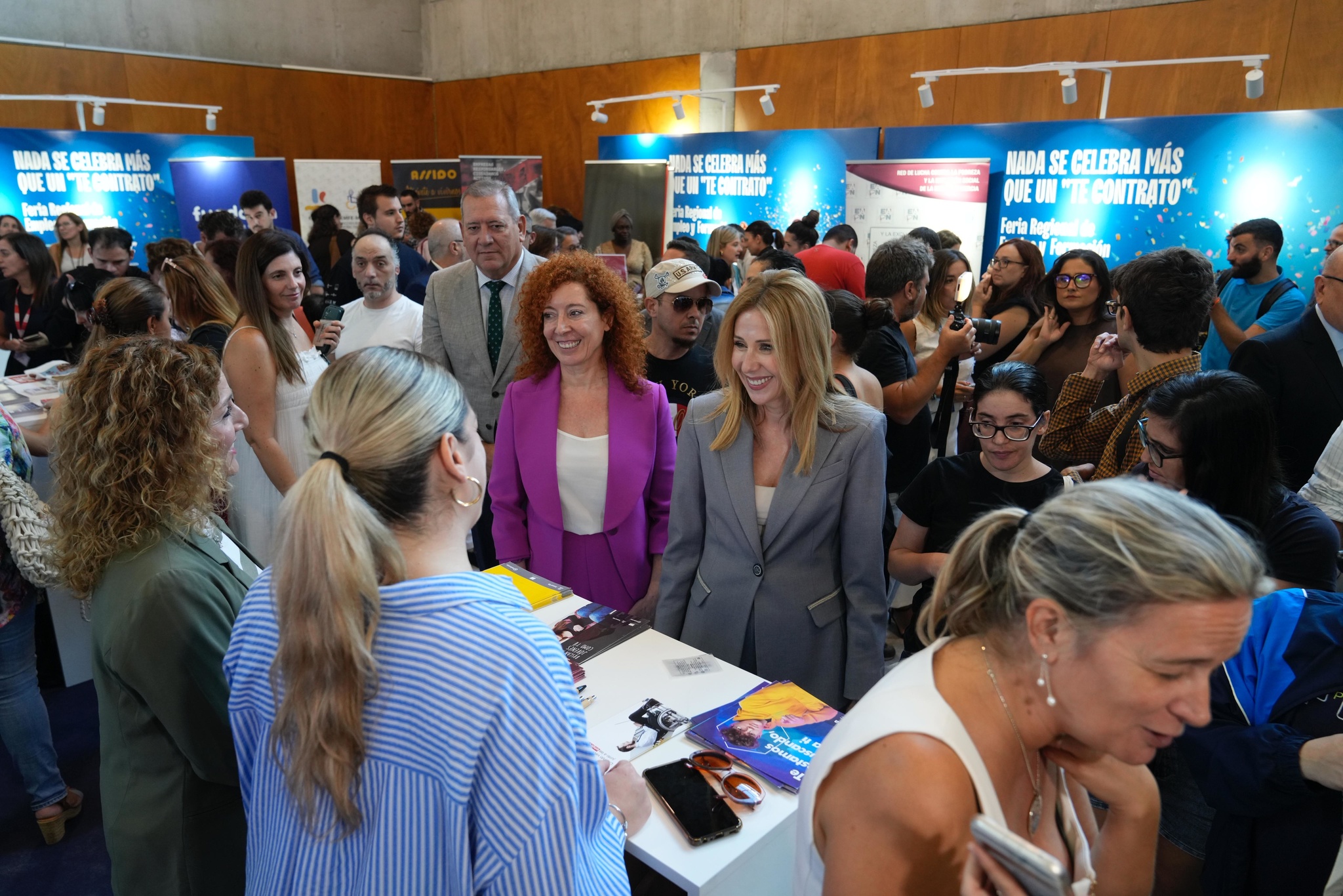 La consejera de Empresa, Empleo y Econom&iacute;a Social, Marisa L&oacute;pez Arag&oacute;n, junto con la directora general del SEF, Pilar Valero, y el director general de Trabajo, Juan Mar&iacute;n, visita uno de los stands de la feria