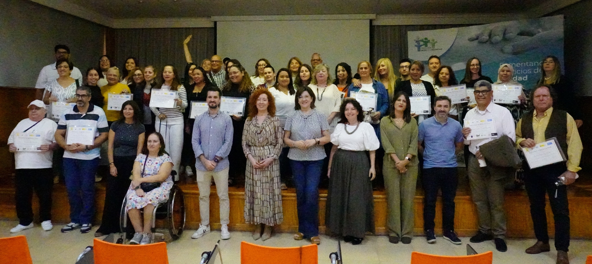 La directora general del SEF, Pilar Valero, junto con los miembros de la Fundación Salud y Comunidad, durante el acto de entrega de diplomas a los...