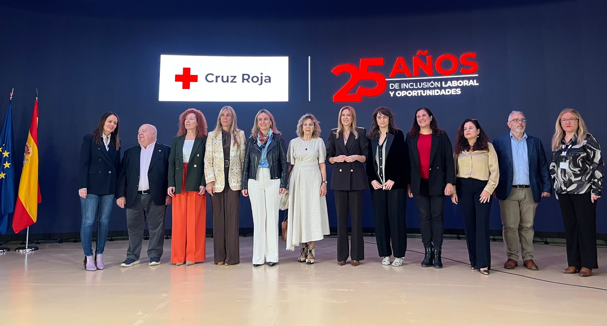Foto de familia del acto '25 años de inclusión laboral y oportunidades' organizado por Cruz Roja.