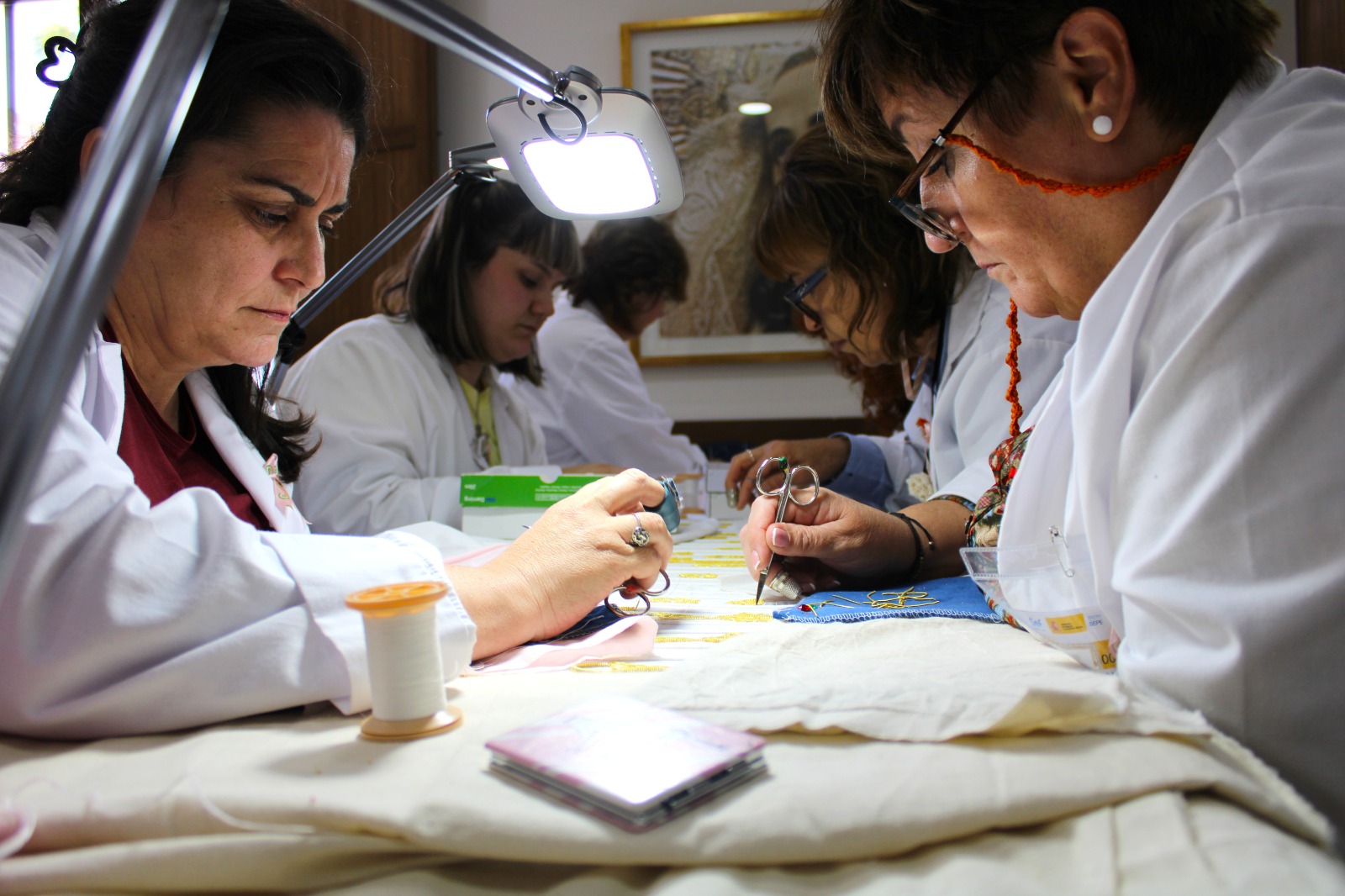 Participantes en la formaci&oacute;n del bordado.