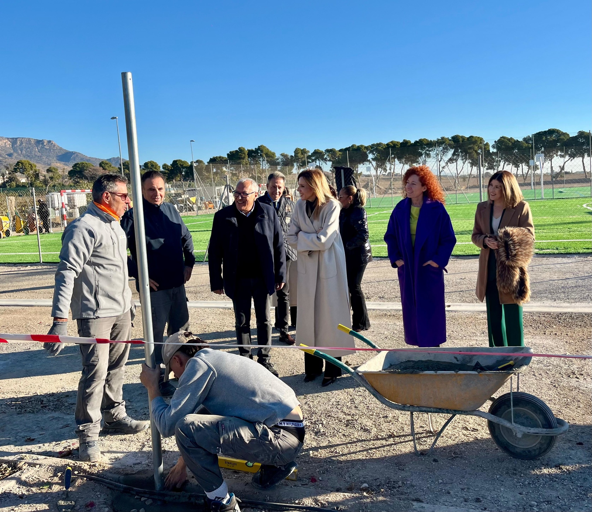 La consejera de Empresa, Empleo y Economía Social, Marisa López Aragón, durante la visita a los alumnos-trabajadores