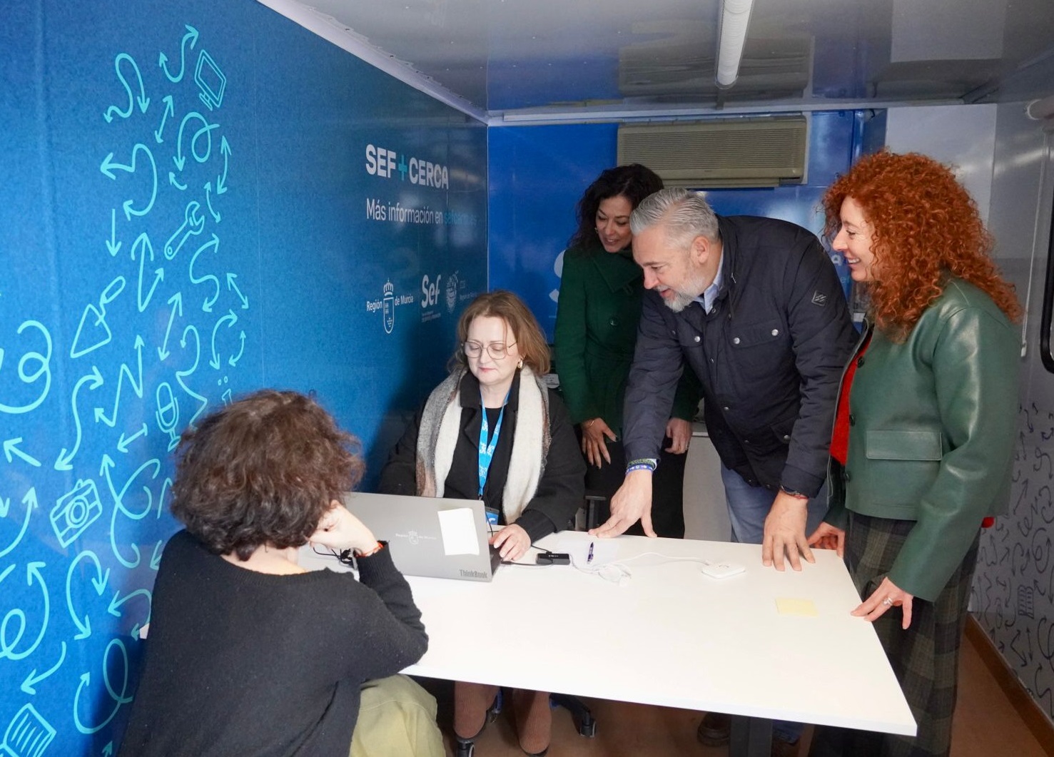 La directora general del SEF, Pilar Valero, junto con el alcalde de Santomera, V&iacute;ctor Mart&iacute;nez, durante su visita a la oficina m&oacute;vil 'Sef+Cerca'.