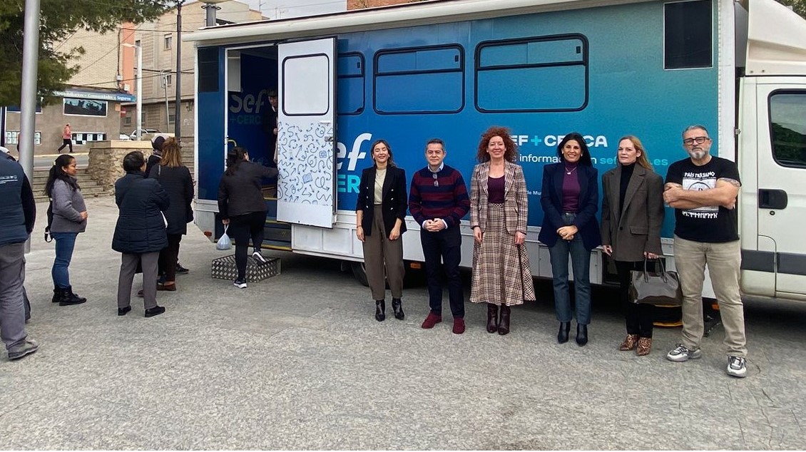 La directora general del Servicio de Empleo y Formaci&oacute;n, Pilar Valero, visita, junto con el alcalde de Lorqu&iacute;, Joaqu&iacute;n Hern&aacute;ndez, la oficina m&oacute;vil...