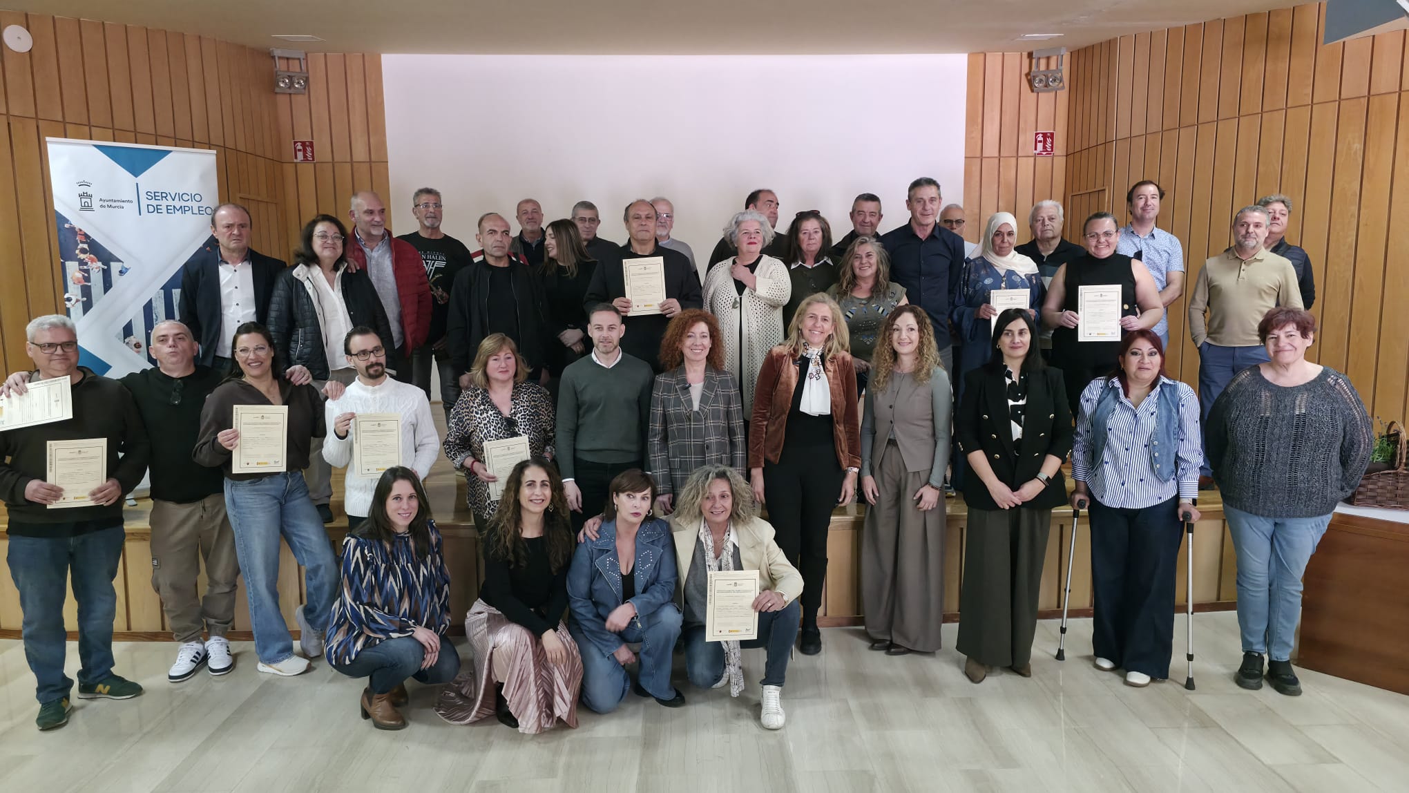 Foto de familia tras el acto de entrega de diplomas.