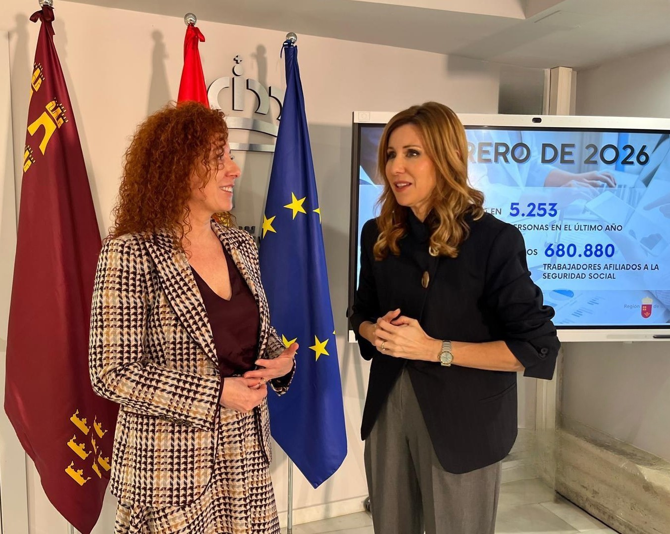La consejera de Empresa, Empleo y Econom&iacute;a Social, Marisa L&oacute;pez Arag&oacute;n junto a la directora general del SEF, Pilar Valero, durante la rueda de pr...