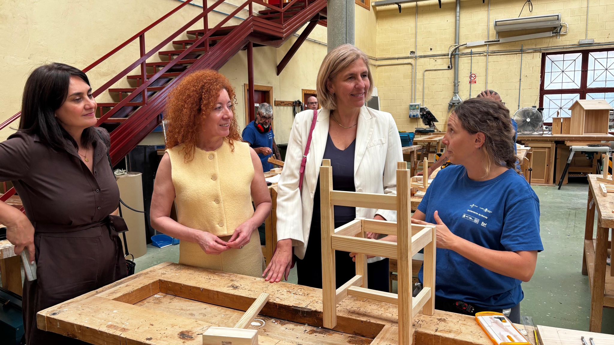 La directora general del SEF, Pilar Valero, y la concejal de Empleo del ayuntamiento de Murcia, Mercedes Bernab&eacute;, conversan con una de las participantes en el programa de formaci&oacute;n laboral del SEF