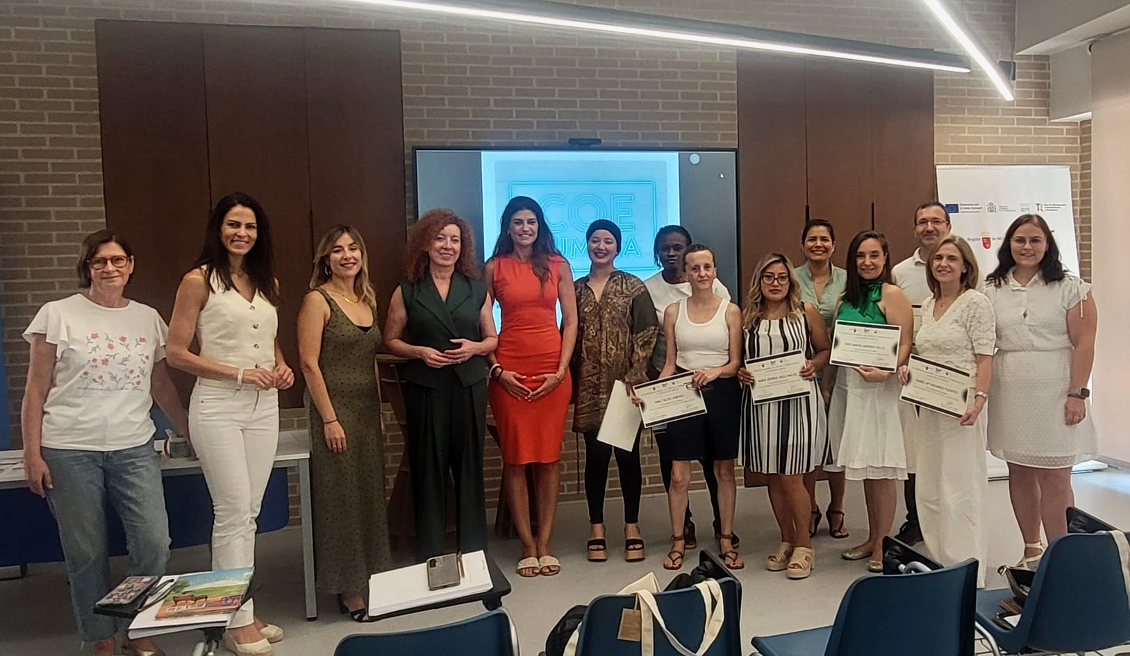 La directora general del SEF, Pilar Valero, junto con participantes y organizadores del programa 'COE Ilumina'