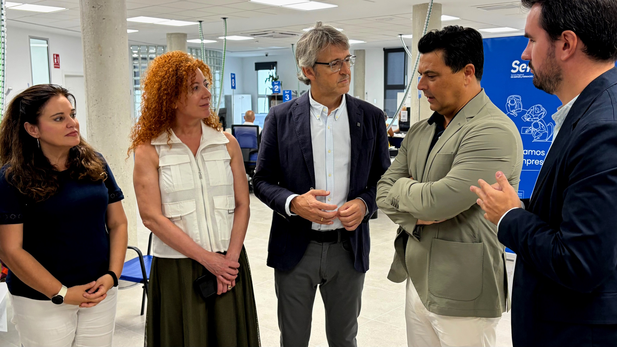 Un momento de la visita del consejero de Empresa, Empleo y Econom&iacute;a Social, Luis Alberto Mar&iacute;n, a la oficina del SEF en San Javier
