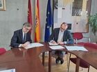 El consejero Víctor Marín durante la firma del protocolo con Amefmur (2).