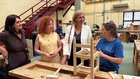 La directora general del SEF, Pilar Valero, y la concejal de Empleo del ayuntamiento de Murcia, Mercedes Bernab&eacute;, conversan con una de las participantes en el programa de formaci&oacute;n laboral del SEF