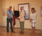 Valcárcel entrega al capitán del equipo y jefe de la Policía Local de Yecla, Pedro Vicente Martínez, una placa de reconocimiento