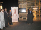 El consejero de Universidades, Empresa e Investigación, Salvador Marín, presenta la nueva imagen de la Feria del mueble de Yecla en 'Hábitat Valencia'