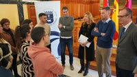 El consejero de Educación, Formación Profesional y Empleo, Víctor Marín, visitó a los jóvenes que participan en el programa del SEF 'Primeras experiencias laborales en administraciones públicas' en el Ayuntamiento de Caravaca de la Cruz.