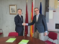 El consejero Víctor Marín durante la firma del protocolo con Amefmur (1).