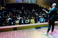 Actuación del mago Abraham Gallego durante la presentación de 'T-Sigo'