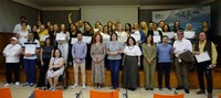La directora general del SEF, Pilar Valero, junto con los miembros de la Fundación Salud y Comunidad, durante el acto de entrega de diplomas a los galardonados.
