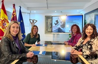 La consejera de Empresa, Empleo y Economía Social y de Política Social, Familias e Igualdad, Marisa López Aragón y Conchita Ruiz, junto con las directoras generales del SEF y de Mujer y Prevención de la Violencia de Género, Pilar Valero y Ana Belén Martínez, durante la firma del protocolo.