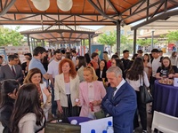La directora general del SEF, Pilar Valero, junto a la presidenta de la Universidad Cat&oacute;lica San Antonio (UCAM), Mar&iacute;a Dolores Garc&iacute;a, durante su visita al Foro de Empleo.