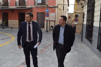 El director del Servicio Regional de Empleo y Formación, Alejandro Zamora, junto al alcalde de Mula, Juan Jesús Moreno, durante su visita al municipio de Mula donde se está desarrollando un programa mixto de empleo y formación.