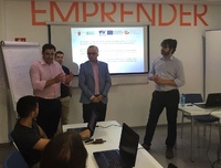 El director general del Servicio Regional de Empleo y Formaci&oacute;n, Alejandro Zamora, junto al director del Instituto de Fomento, Joaqu&iacute;n G&oacute;mez, durante una visita a los alumnos de un curso 'Millennials'