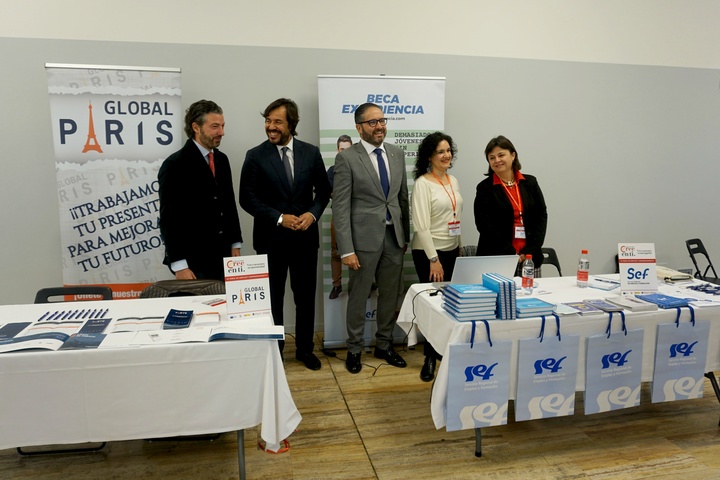 Miguel Motas visita la Feria de Empleo y Emprendimiento dirigida a jóvenes (3)