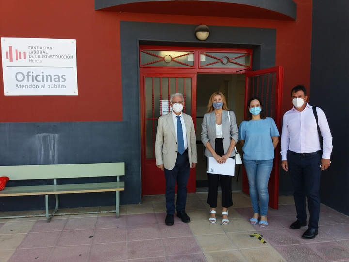 La directora general del SEF en las instalaciones de la Fundación Laboral de la Construcción en Alhama de Murcia