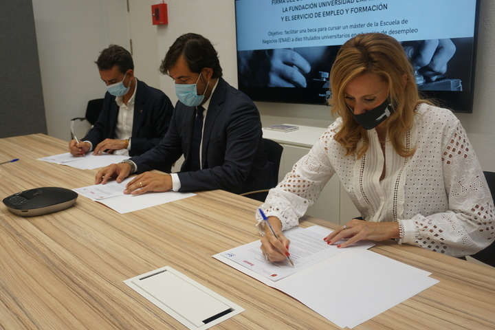 La directora general del Servicio Regional de Empleo y Formación, Marisa López Aragón, y el director de ENAE, Miguel López González de León, firmaron el convenio para la concesión de diez becas para estudiar máster en ENAE que se concederán a personas inscritas en las oficinas del SEF