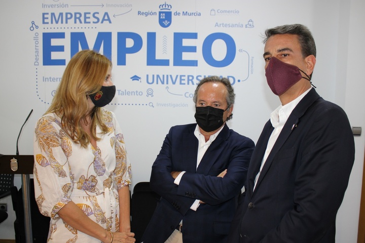 La directora general del Servicio Regional de Empleo y Formación, Marisa López, presentó en julio la convocatoria de becas para que personas desempleadas cursen un máster en Escuela de Negocios