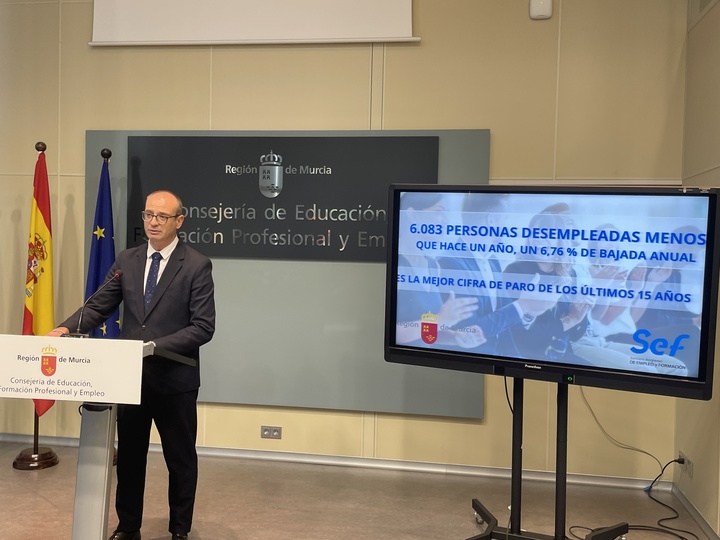 El consejero de Educación, Formación Profesional y Empleo, Víctor Marín, durante la rueda de prensa de balance de los datos de paro y afiliación a la Seguridad Social del ejercicio 2023 (1).