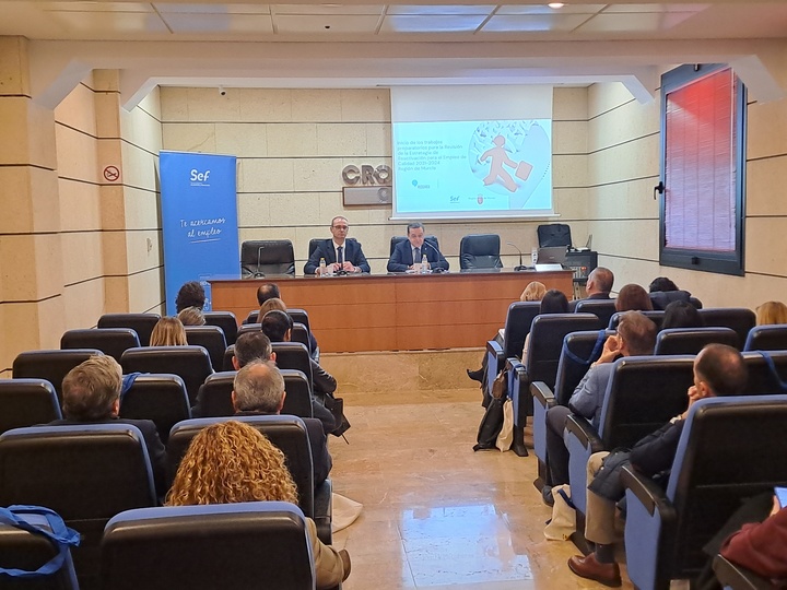 El consejero de Educación, Formación Profesional y Empleo, Víctor Marín, y el presidente de la Confederación de Empresarios de la Región de Murcia (Croem), José María Albarracín, durante la reunión mantenida hoy para sentar las bases sobre la nueva Estrategia de empleo (2).