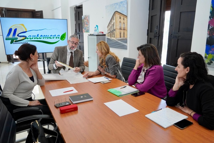 La directora general del SEF, Marisa López, durante la reunión con el alcalde de Santomera, Víctor Martínez.