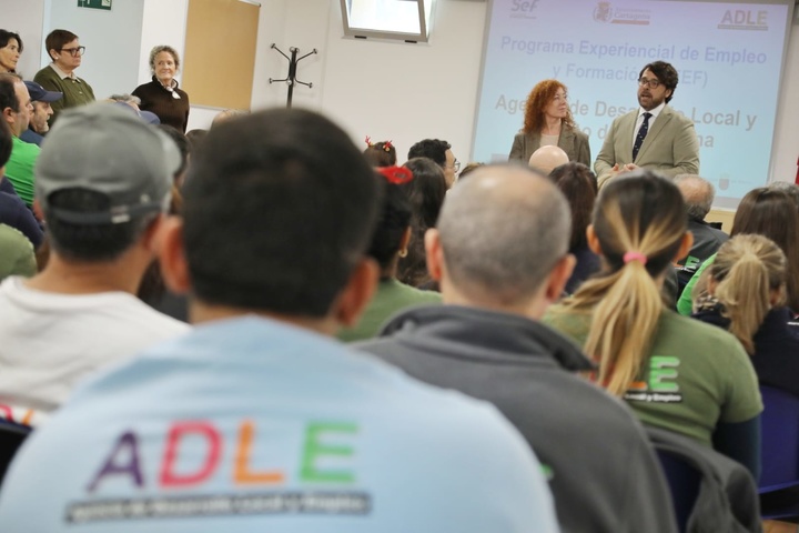 La directora general del SEF, Pilar Valero, junto con el concejal de Empleo Formación y Contratación de Cartagena, Álvaro Valdés, durante el encuentro con los alumnos de los dos proyectos experienciales.
