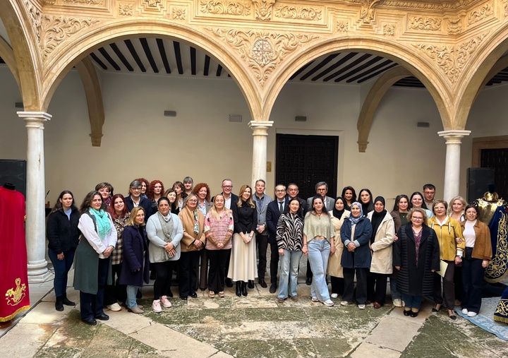 Foto de familia tras la clausura del programa experiencial de bordado en seda y oro