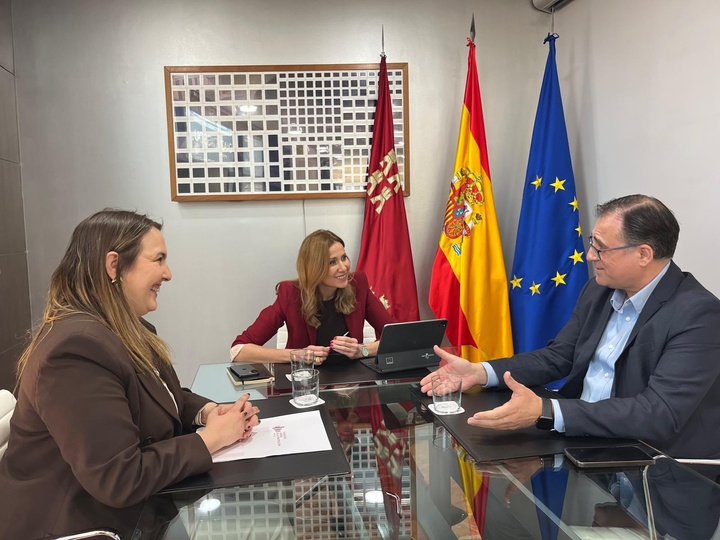 La consejera de Empresa, Empleo y Econom&iacute;a Social, Marisa L&oacute;pez Arag&oacute;n, durante la reuni&oacute;n con el presidente y la secretaria general de la Federaci&oacute;n Regional de Empresarios de la Construcci&oacute;n de Murcia (Frecom), Jos&eacute; Hern&aacute;ndez y Mar&iacute;a Luisa Lucas.&nbsp;
