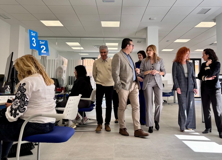 La consejera de Empresa, Empleo y Econom&iacute;a Social, Marisa L&oacute;pez Arag&oacute;n, durante su visita a la Oficina del SEF de Cieza