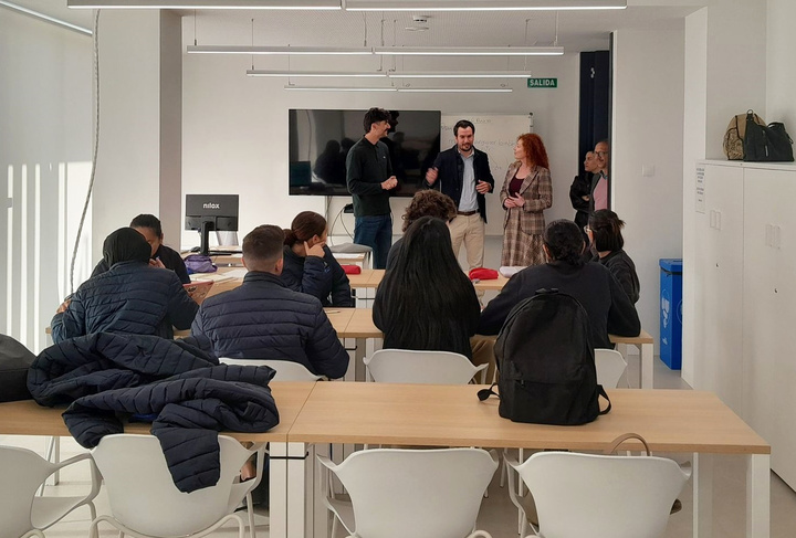 La directora general del SEF, Pilar Valero, durante una visita a alumnos.