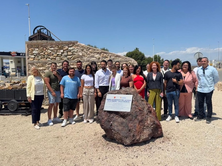 Foto de familia durante la clausura del programa experiencial