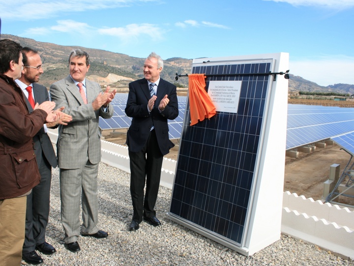 El presidente Valcárcel visita las instalaciones del huerto solar 'La Espartosa' de Blanca