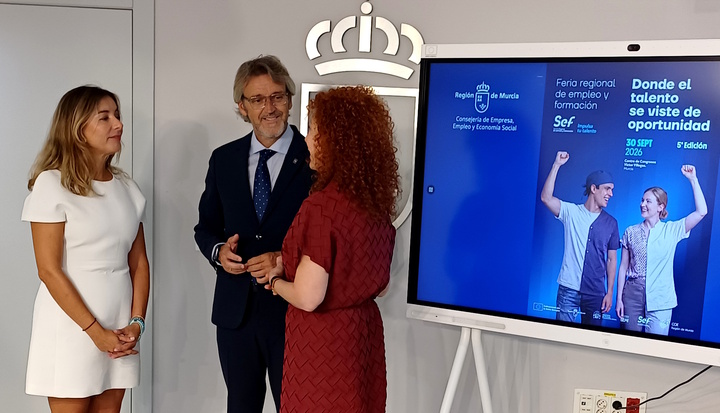 El consejero de Empleo, Luis Alberto Mar&iacute;n, junto con la directora del SEF, Pilar Valero, y la directora del COE, Pilar S&aacute;nchez