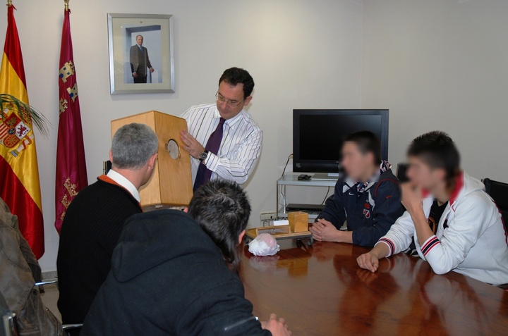 Bascuñana recibe un regalo de los jóvenes de Las Moreras
