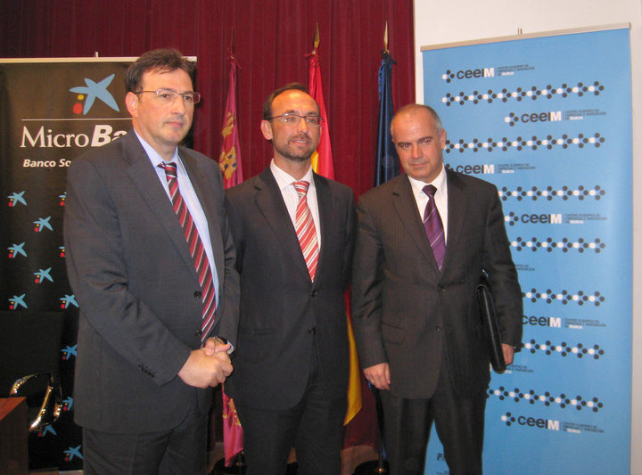 El consejero de Universidades, Empresa e Investigación, Salvador Marín, el director del Info y presidente del CEEIM, Juan José Beltrán, y el director general de MicroBank, Alberto López, durante la presentación de los microcréditos para emprendedores.