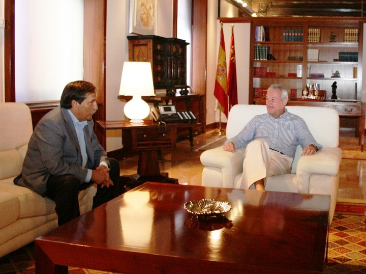 El presidente Valcárcel durante su reunión con el nuevo propietario del CB Murcia, José Ramón Carabantes